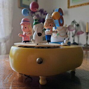 Rare Vintage Enesco Music Box Plays Happy Birthday Yellow Wooden BaseCOLLECTIBLE